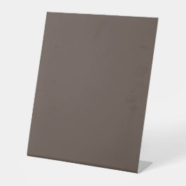 Gegen eine stilvolle braune Mauer Sockelschild
