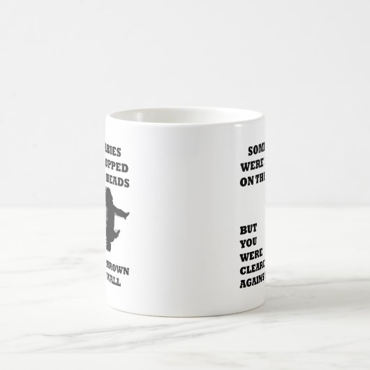 Gegen einen Mauerfaulpelz geworfen Kaffeetasse (Mittel)