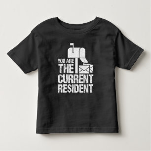 Gegenwärtiger ResidentBriefträger-lustige Kleinkind T-shirt
