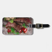 Gegrillte Grillensteaks mit frischen Kräutern und Gepäckanhänger (Vorderseite horizontal)