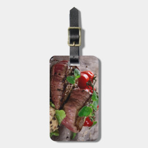 Gegrillte Grillensteaks mit frischen Kräutern und Gepäckanhänger