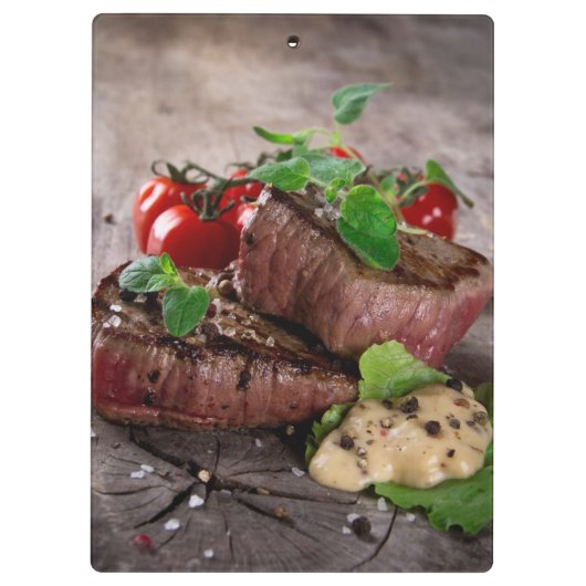 Gegrillte Grillensteaks mit frischen Kräutern und Klemmbrett (Rückseite)