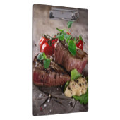 Gegrillte Grillensteaks mit frischen Kräutern und Klemmbrett (Rechts)