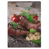 Gegrillte Grillensteaks mit frischen Kräutern und Klemmbrett (Vorderseite)