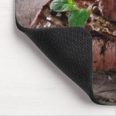 Gegrillte Grillensteaks mit frischen Kräutern und Mousepad (Ecke)