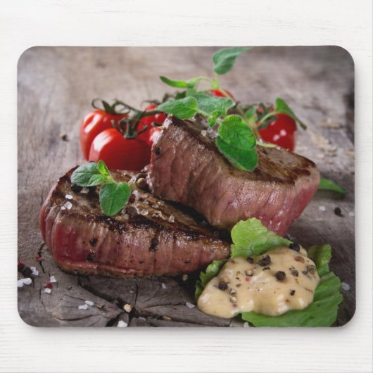 Gegrillte Grillensteaks mit frischen Kräutern und Mousepad (Vorne)