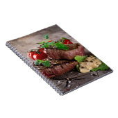 Gegrillte Grillensteaks mit frischen Kräutern und Notizblock (Rechte Seite)