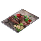 Gegrillte Grillensteaks mit frischen Kräutern und Notizblock (Linke Seite)