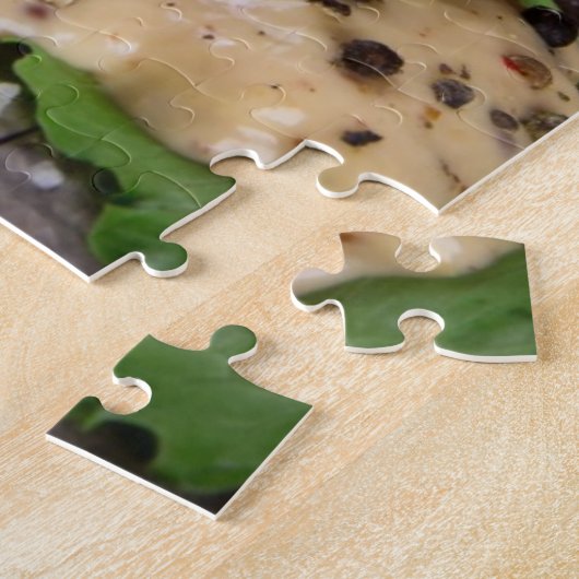 Gegrillte Grillensteaks mit frischen Kräutern und Puzzle (Seite)