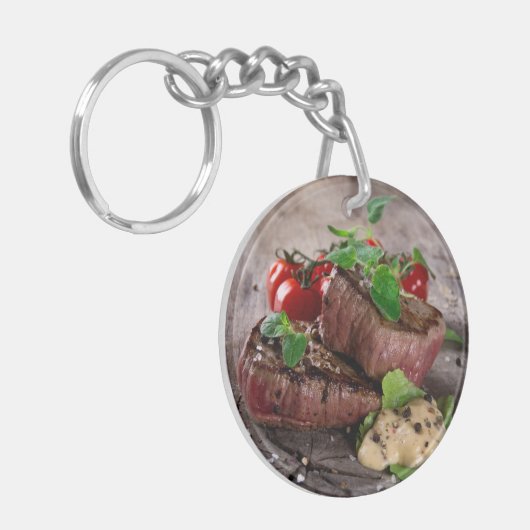 Gegrillte Grillensteaks mit frischen Kräutern und Schlüsselanhänger (Vorderseite links)