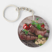 Gegrillte Grillensteaks mit frischen Kräutern und Schlüsselanhänger (Vorderseite)