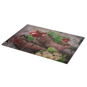 Gegrillte Grillensteaks mit frischen Kräutern und Schneidebrett