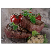 Gegrillte Grillensteaks mit frischen Kräutern und Schneidebrett (Vorderseite)