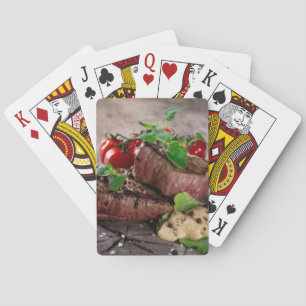 Gegrillte Grillensteaks mit frischen Kräutern und Spielkarten