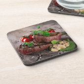 Gegrillte Grillensteaks mit frischen Kräutern und Untersetzer (Linke Seite)