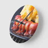 Gegrillte Würste und gebratene Kartoffel Runde Wanduhr (Winkel)