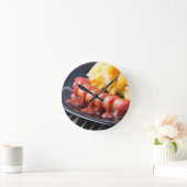 Gegrillte Würste und gebratene Kartoffel Runde Wanduhr (Zuhause)