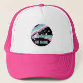 Geh Babe! Retro Baseball Vibes Trucker Hat 📣 💖 Truckerkappe (Vorderseite)
