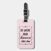Geh hin, wo deine Träume dich mit Girly Pink bring Gepäckanhänger (Vorderseite vertikal)