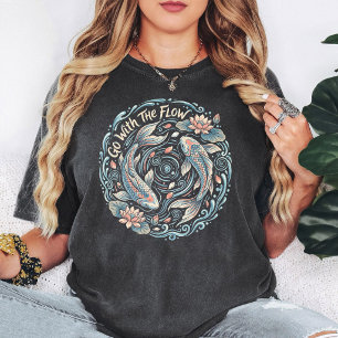 Geh mit dem Fluss Koi Fisch Lotus Kunst T-Shirt