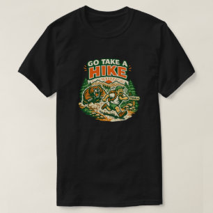 Geh Spazieren Lustiger Bär verfolgt Wanderer T-Shirt