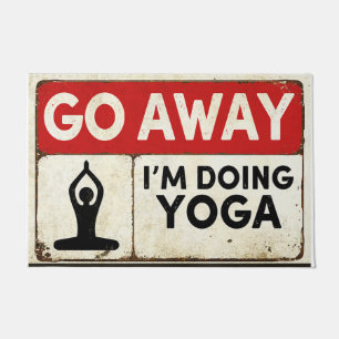 Geh weg, ich mache Yoga Fußmatte