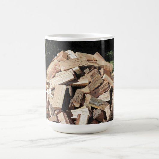 Gehackter hölzerner Stapel draußen Kaffeetasse (Mittel)