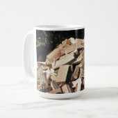 Gehackter hölzerner Stapel draußen Kaffeetasse (Vorderseite Links)