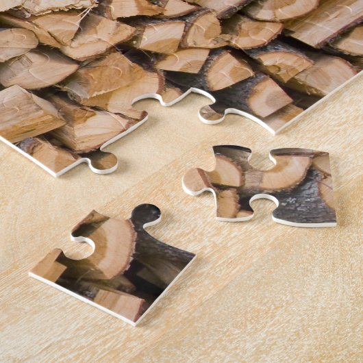 Gehacktes Holz auf einem Puzzlen des Stapels Puzzle (Seite)