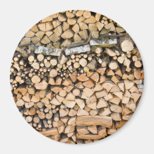 Gehacktes Holz auf einem runden Magneten des Magnet