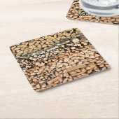 Gehacktes Holz auf einem Stapel-Untersetzer Rechteckiger Pappuntersetzer (angewinkelt)