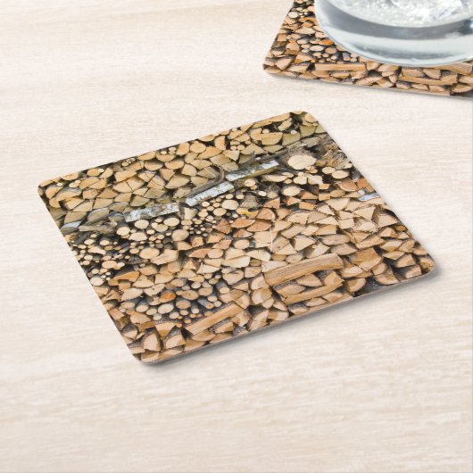 Gehacktes Holz auf einem Stapel-Untersetzer Rechteckiger Pappuntersetzer (angewinkelt)