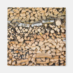 Gehacktes Holz auf einem Stapelmagneten Magnet