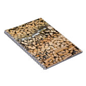 Gehacktes Holz auf einem Stapelnotizbuch Notizblock (Rechte Seite)