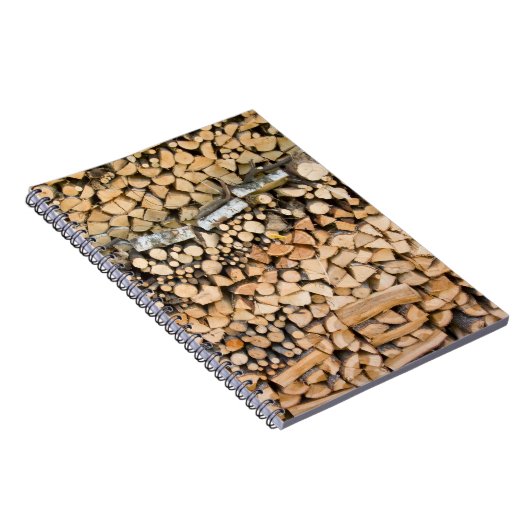 Gehacktes Holz auf einem Stapelnotizbuch Notizblock (Rechte Seite)