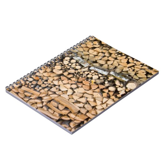 Gehacktes Holz auf einem Stapelnotizbuch Notizblock (Linke Seite)