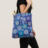 Gehäkelte Schneeflocken Blau Digital Patchwork Tasche (Von Nahem)