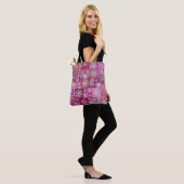 Gehäkelte Schneeflocken Rosa Digital Patchwork Tasche (Am Model)