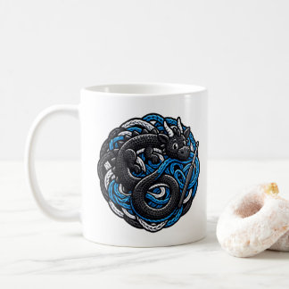 Gehäkelteter Drache, verheddert in blauem Garn-Ges Kaffeetasse
