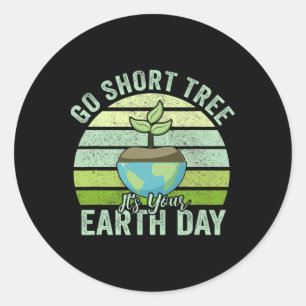 Gehe Kurzen Baum. Es ist dein Earth Day Women Men  Runder Aufkleber