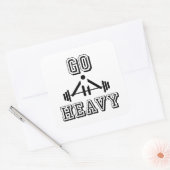 Gehe schwer quadratischer aufkleber (Umschlag)