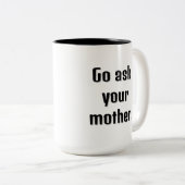 Gehe zu deiner Mutter und frag deine großformatige Zweifarbige Tasse (VorderseiteRechts)
