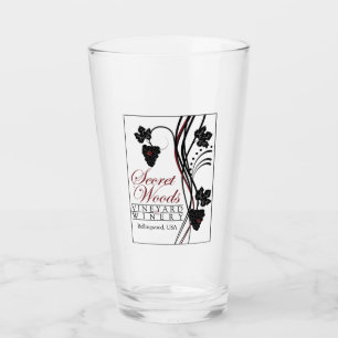 Geheimholz trinkt Glas