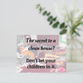 Geheimnis für ein sauberes Haus? Lass deine Kinder Postkarte (Stehend Vorderseite)