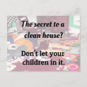 Geheimnis für ein sauberes Haus? Lass deine Kinder Postkarte (Vorderseite)