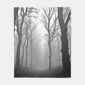 Geheimnisvoller nebliger Waldweg Fleecedecke (Vorderseite)