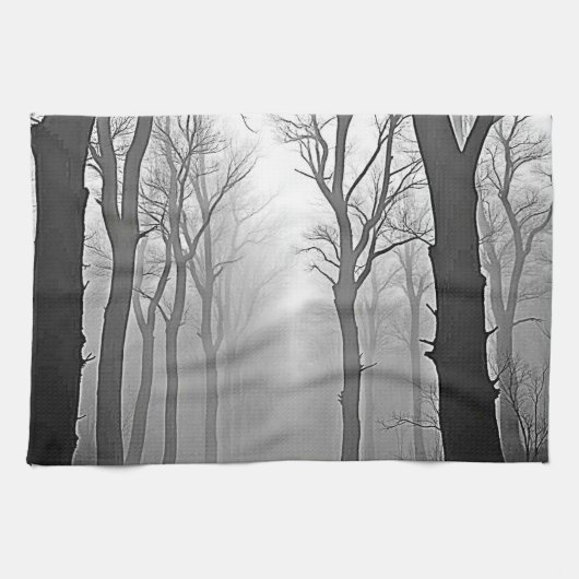 Geheimnisvoller nebliger Waldweg Geschirrtuch (Horizontal)