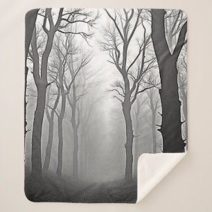 Geheimnisvoller nebliger Waldweg Sherpadecke