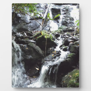 Geheimnisvoller Wasserfall im Moky-Gebirge Fotoplatte