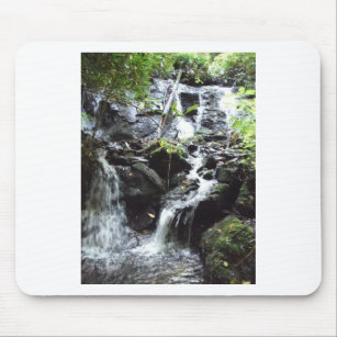 Geheimnisvoller Wasserfall im Moky-Gebirge Mousepad